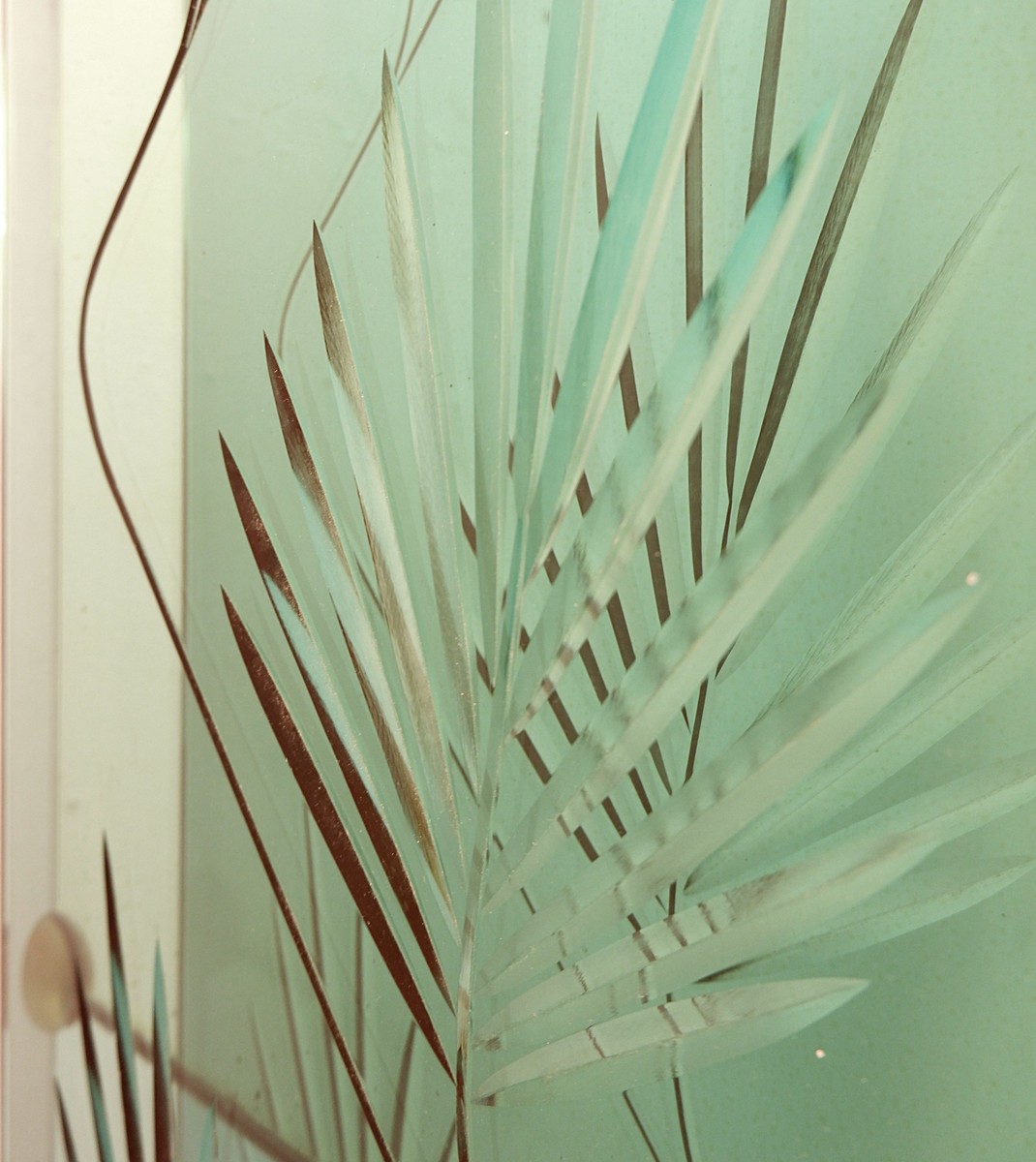 console mirror with decorative panel in green vegetable engraved crystal - green crystal top - Italy