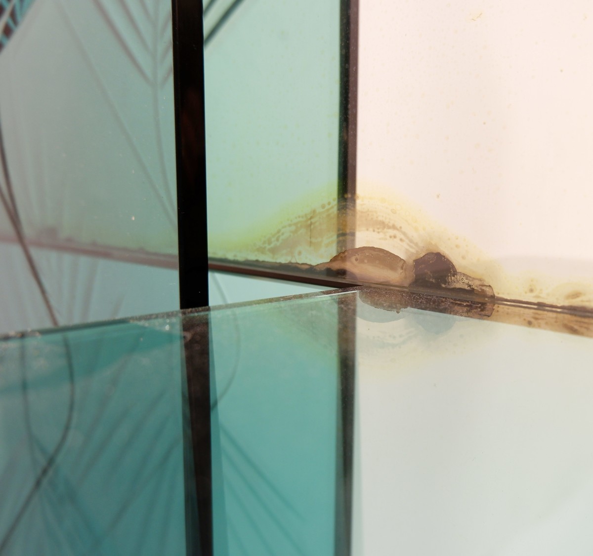 console mirror with decorative panel in green vegetable engraved crystal - green crystal top - Italy