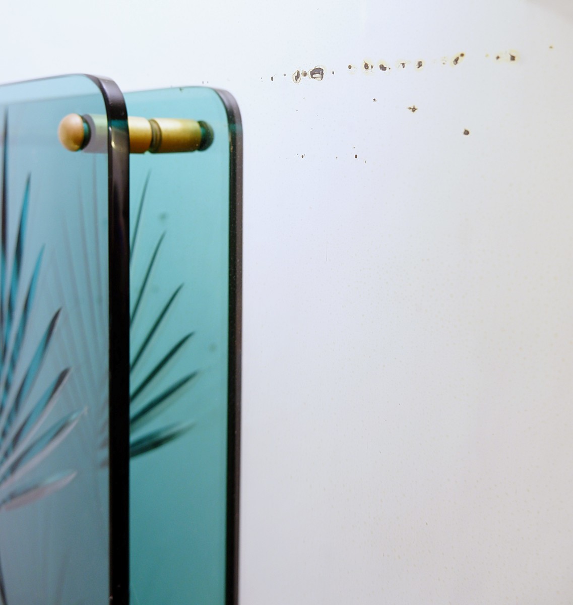 console mirror with decorative panel in green vegetable engraved crystal - green crystal top - Italy