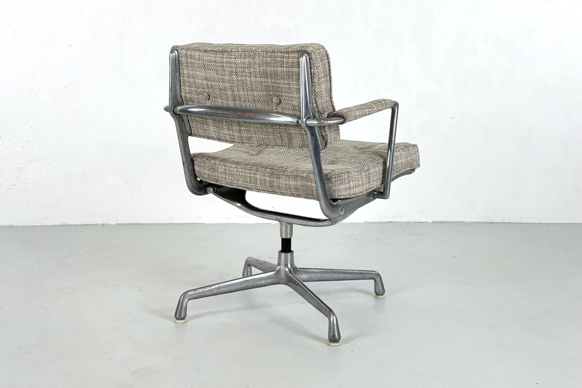 Intermediate armchair ES102 by Charles and Ray eames for Herman Miller, 1960s