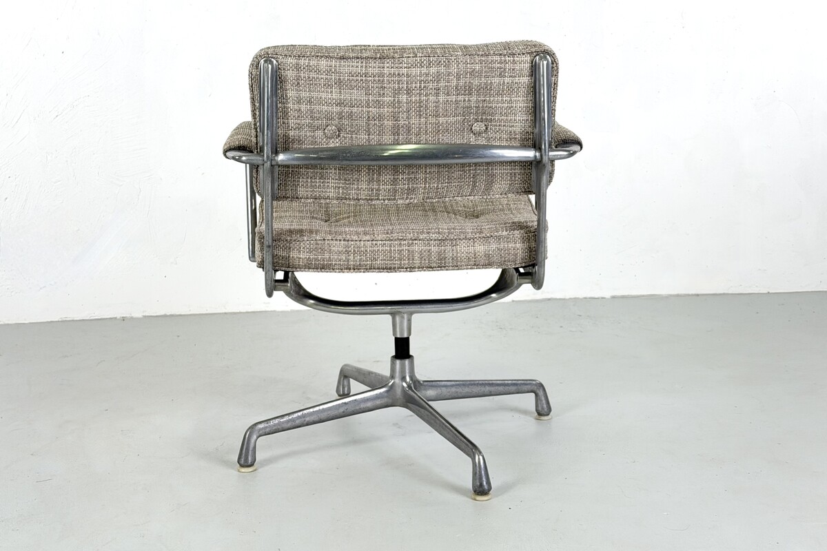 Intermediate armchair ES102 by Charles and Ray eames for Herman Miller, 1960s