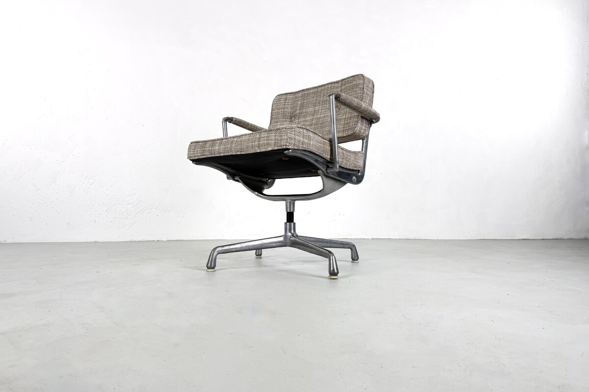 Intermediate armchair ES102 by Charles and Ray eames for Herman Miller, 1960s