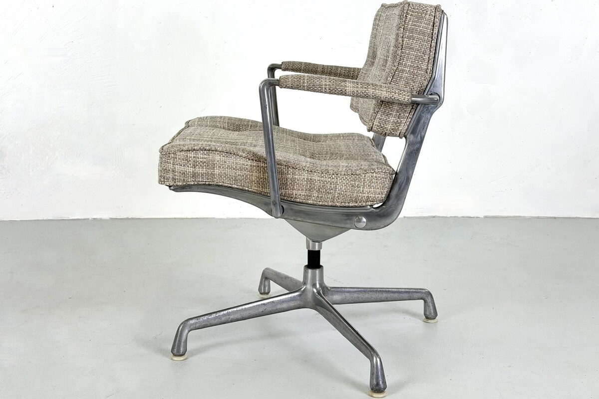 Intermediate armchair ES102 by Charles and Ray eames for Herman Miller, 1960s