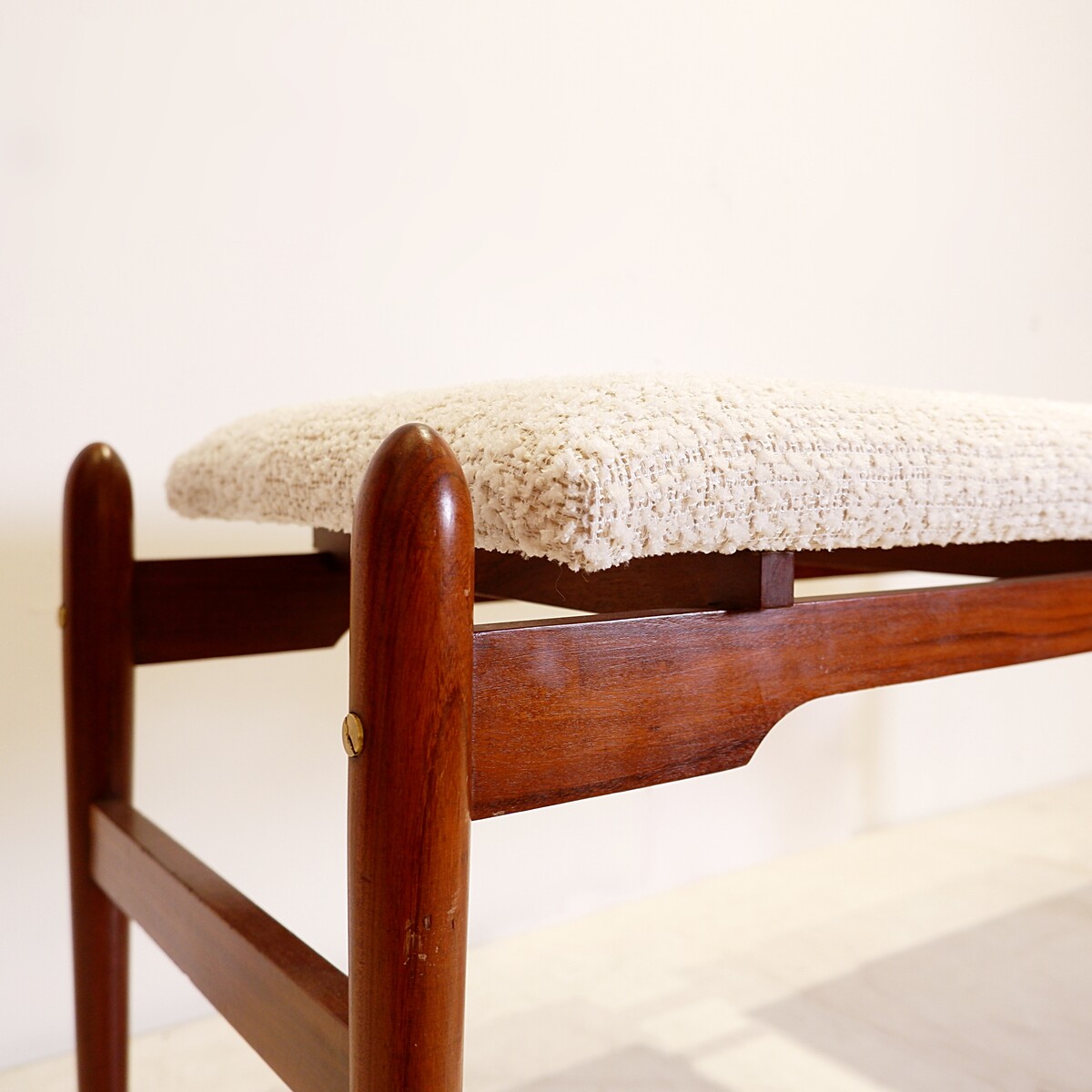 Italian vintage bench with a wooden part and a boucle seat, 1960s