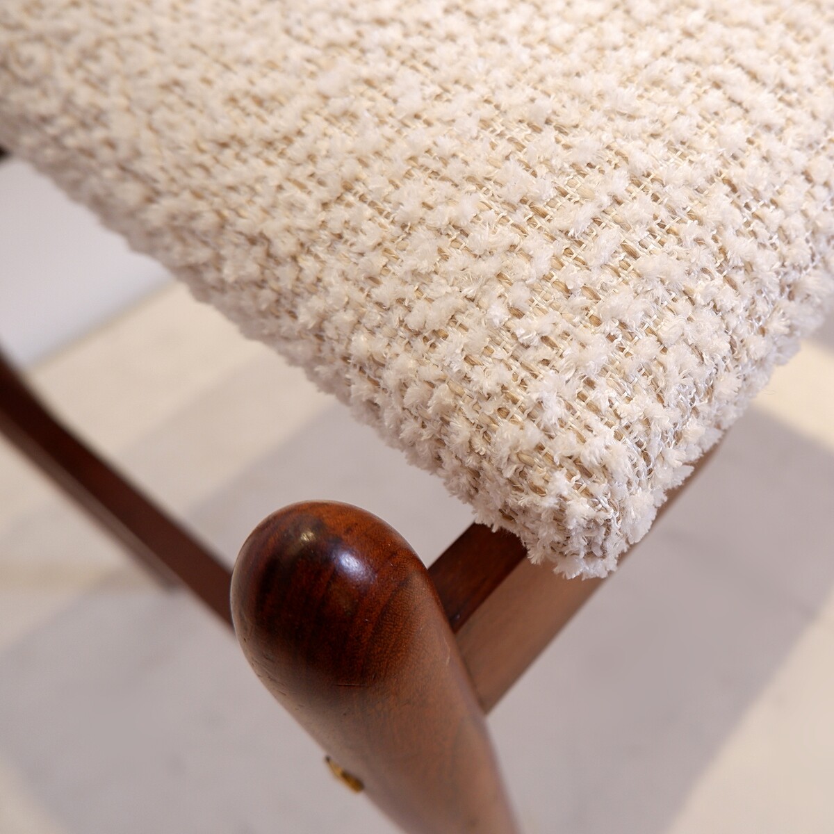 Italian vintage bench with a wooden part and a boucle seat, 1960s