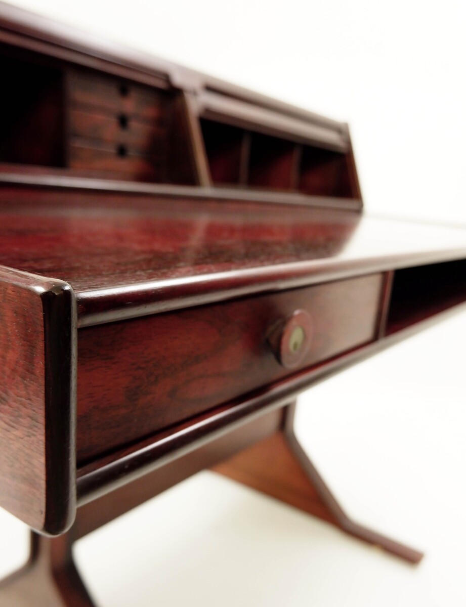 Italian writing desk mod.530 by Gianfranco Frattini for Bernini