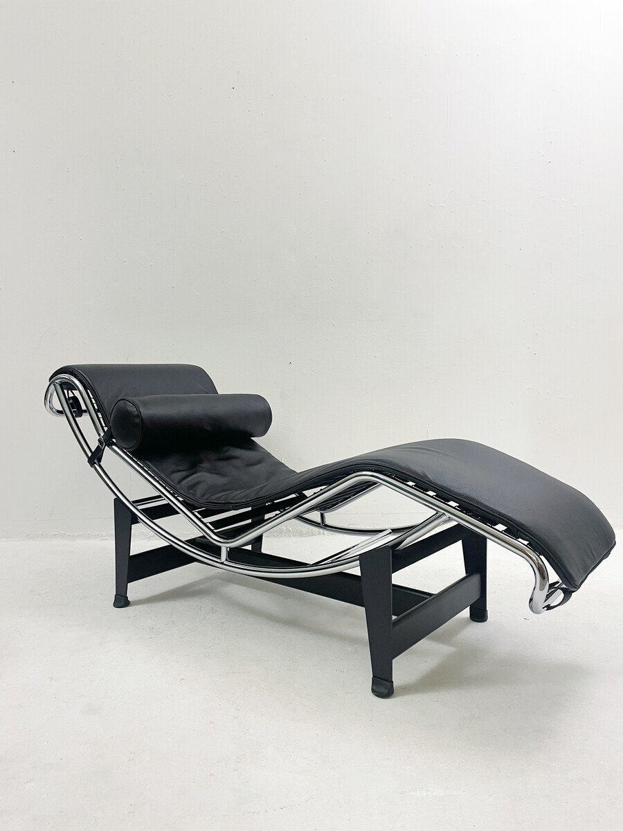 Vintage Lc4 lounge chair in black leather by Le Corbusier for