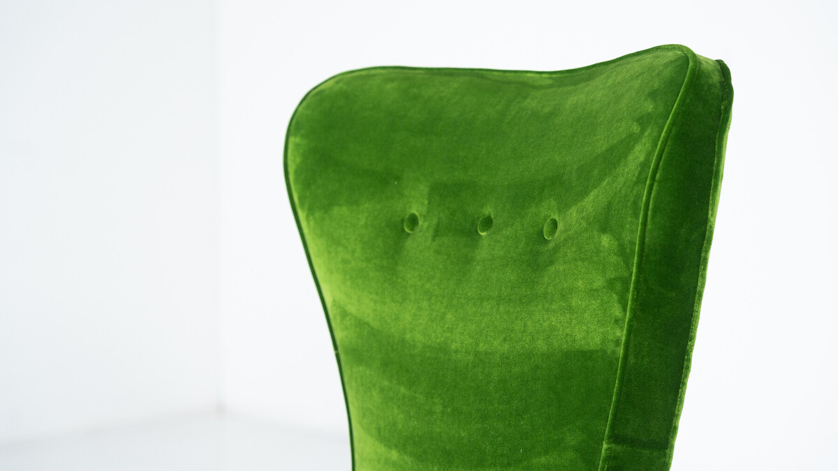 Mid-Century Modern Pair of Italian Armchairs by Emilia Sala and Giorgio Madini, Green Velvet - New Upholstery