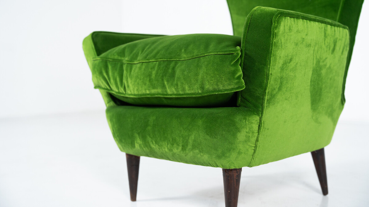Mid-Century Modern Pair of Italian Armchairs by Emilia Sala and Giorgio Madini, Green Velvet - New Upholstery
