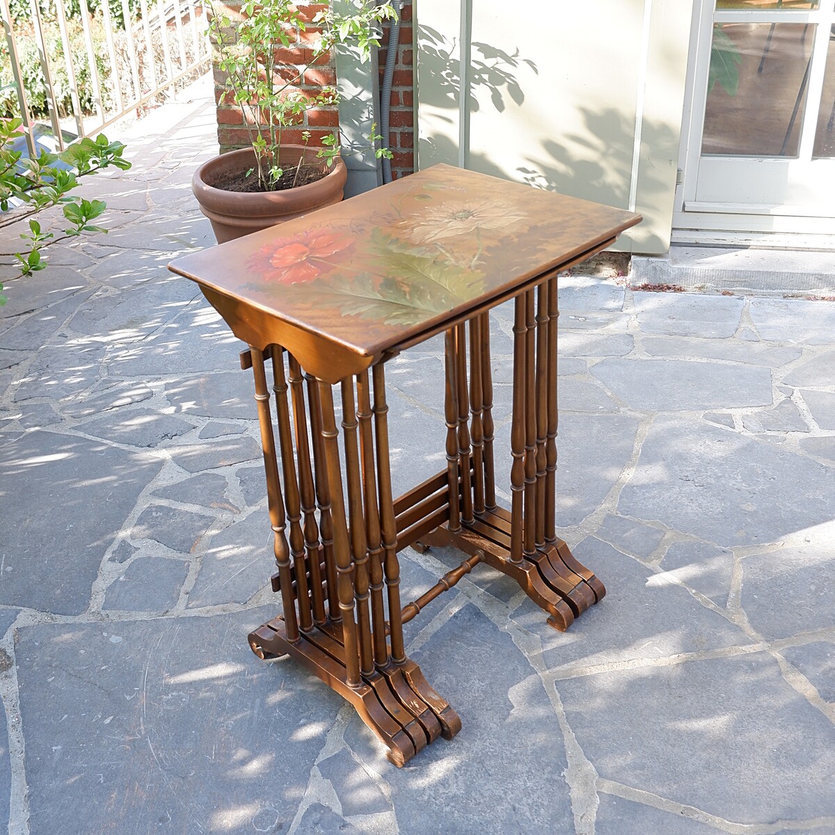 Nesting tables in lacquered wood with tops painted with polychrome flowers 19th
