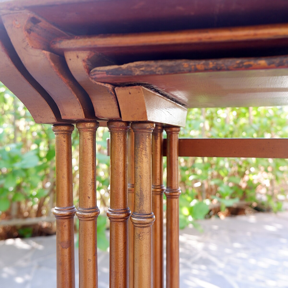 Nesting tables in lacquered wood with tops painted with polychrome flowers 19th