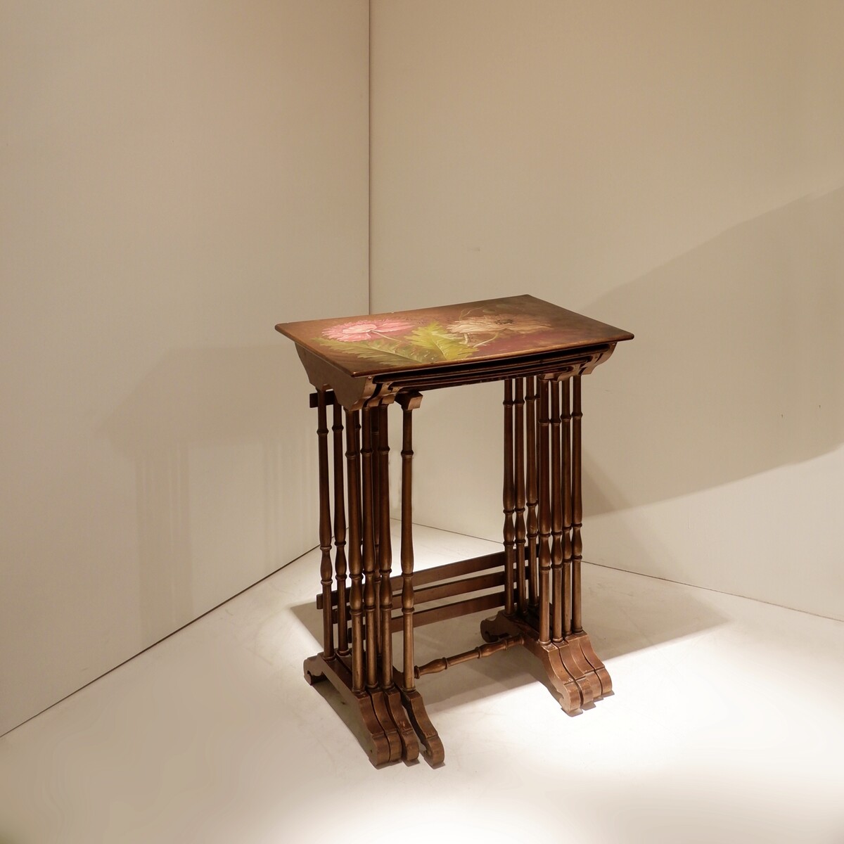 Nesting tables in lacquered wood with tops painted with polychrome flowers 19th