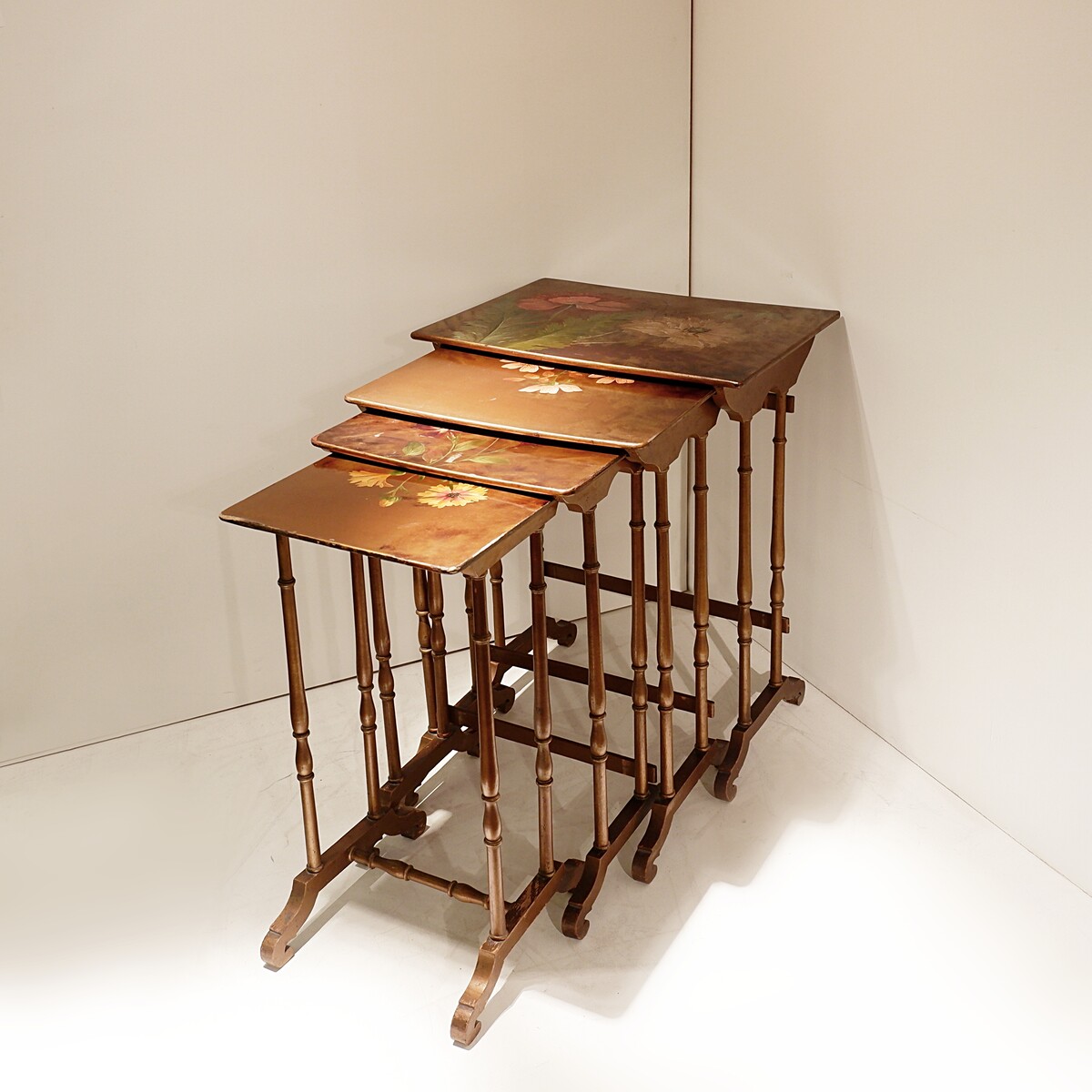 Nesting tables in lacquered wood with tops painted with polychrome flowers 19th