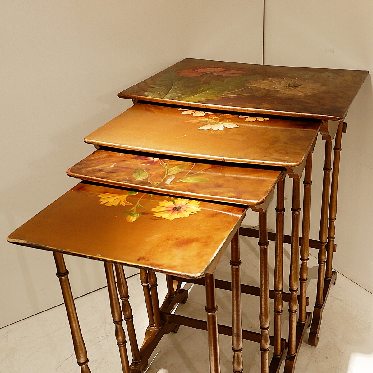 Nesting tables in lacquered wood with tops painted with polychrome flowers 19th