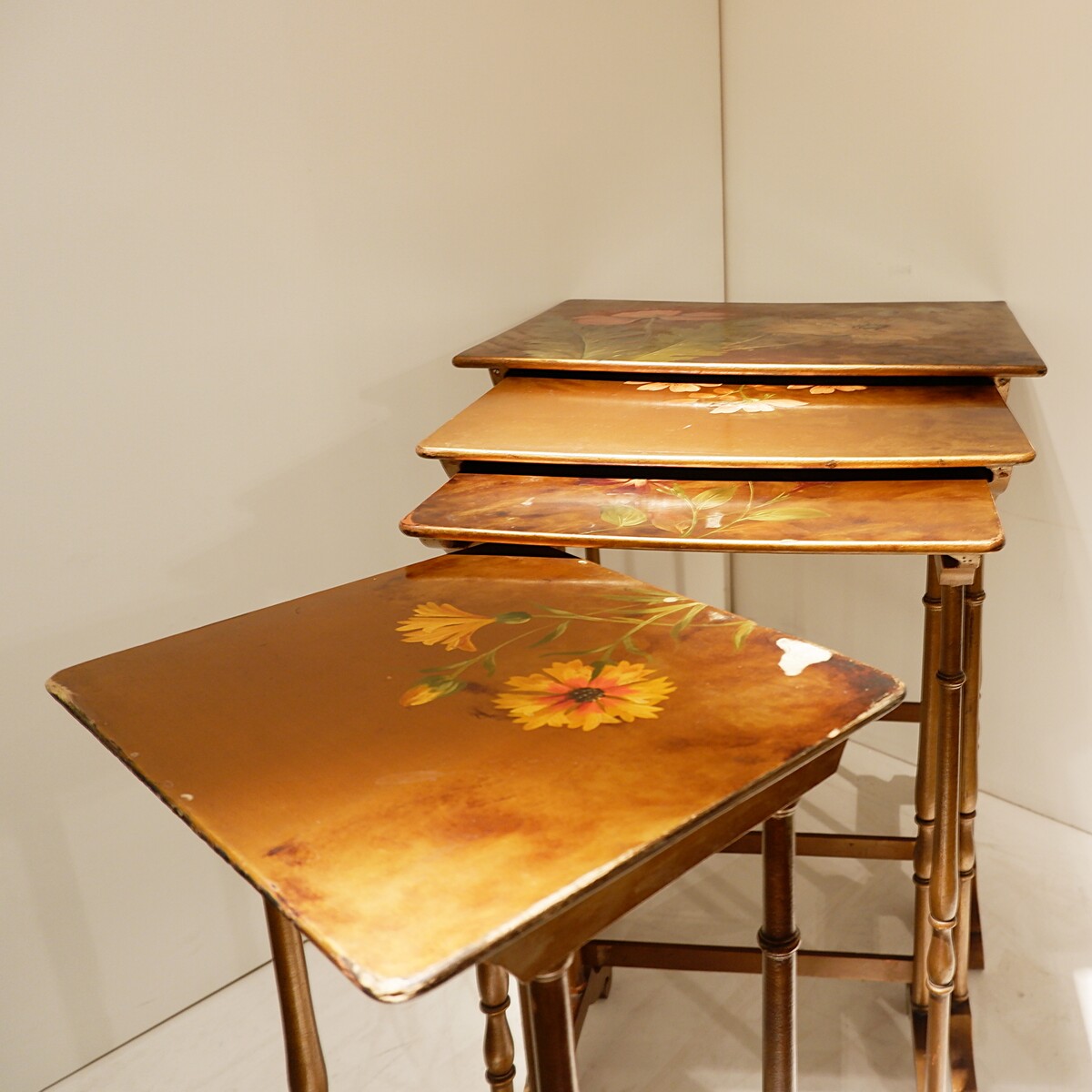 Nesting tables in lacquered wood with tops painted with polychrome flowers 19th