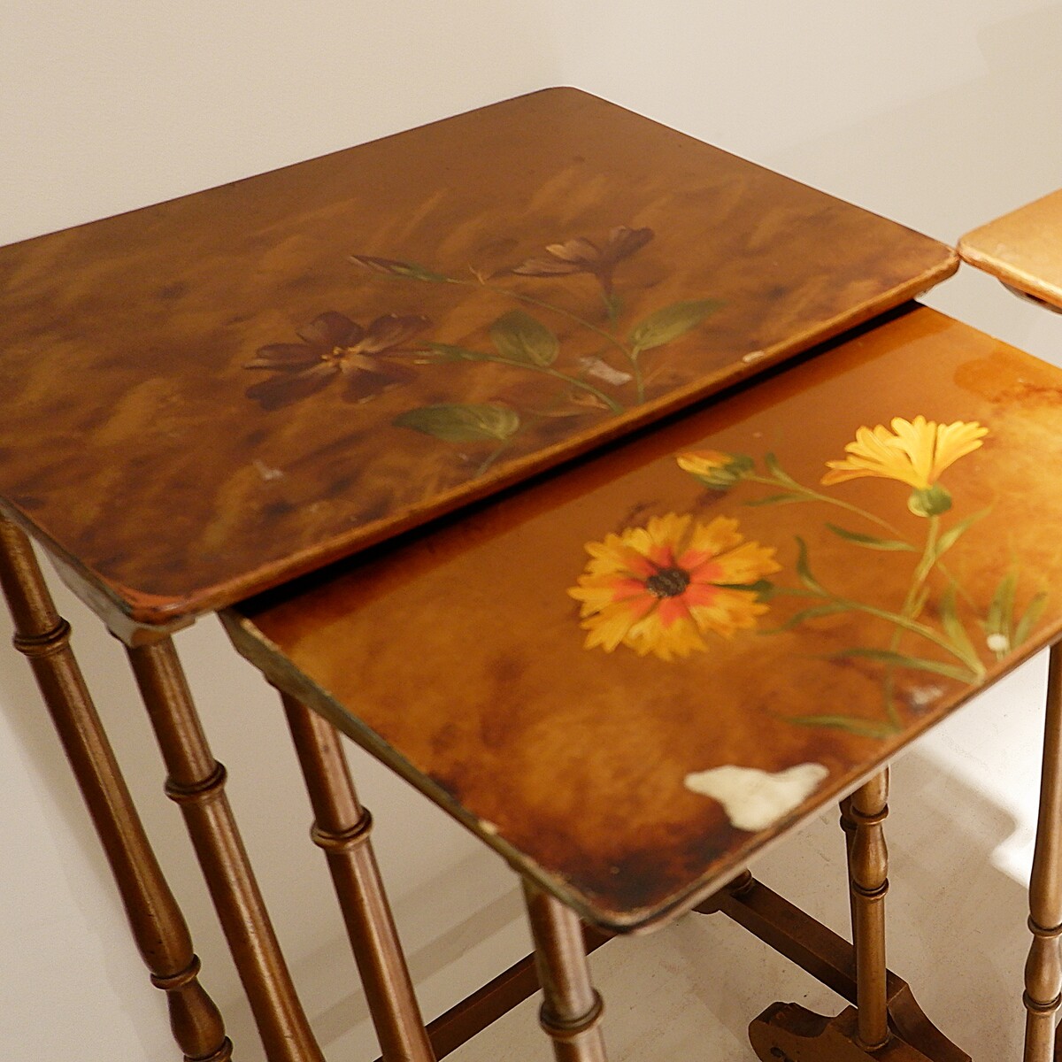 Nesting tables in lacquered wood with tops painted with polychrome flowers 19th
