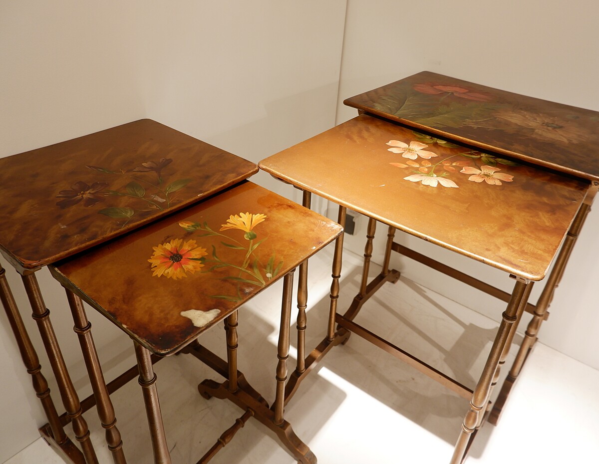 Nesting tables in lacquered wood with tops painted with polychrome flowers 19th