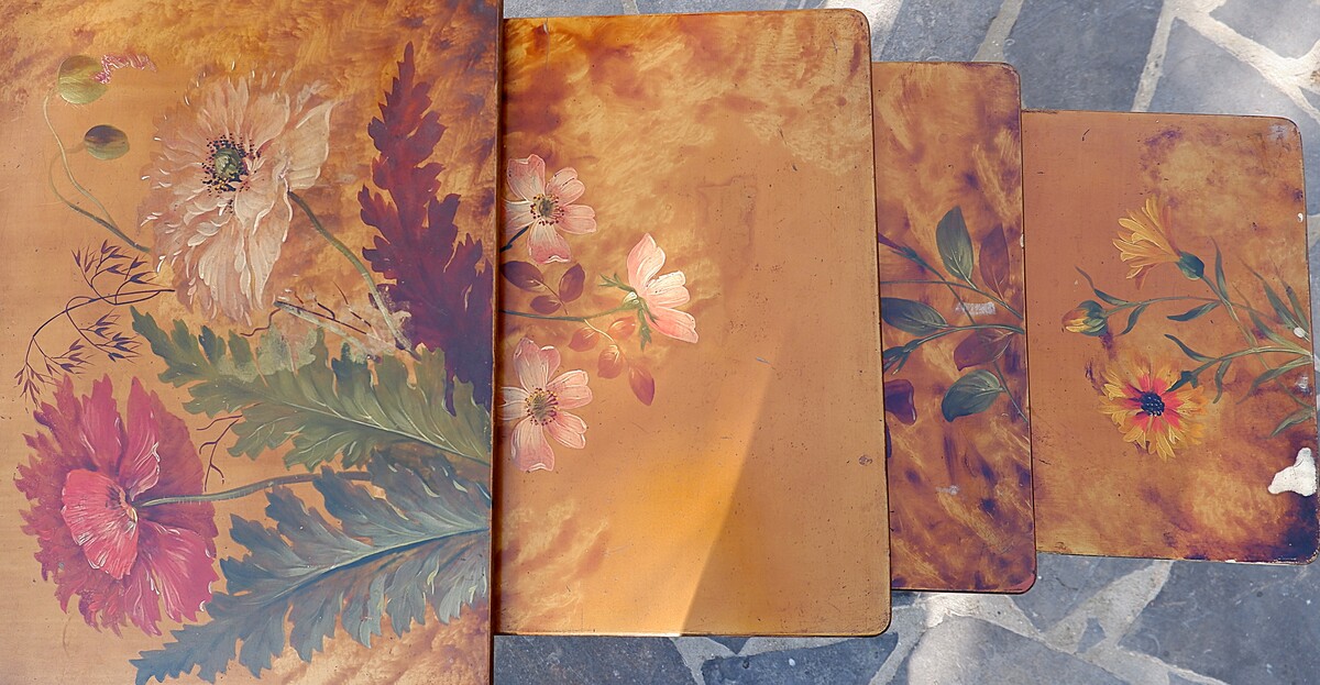 Nesting tables in lacquered wood with tops painted with polychrome flowers 19th