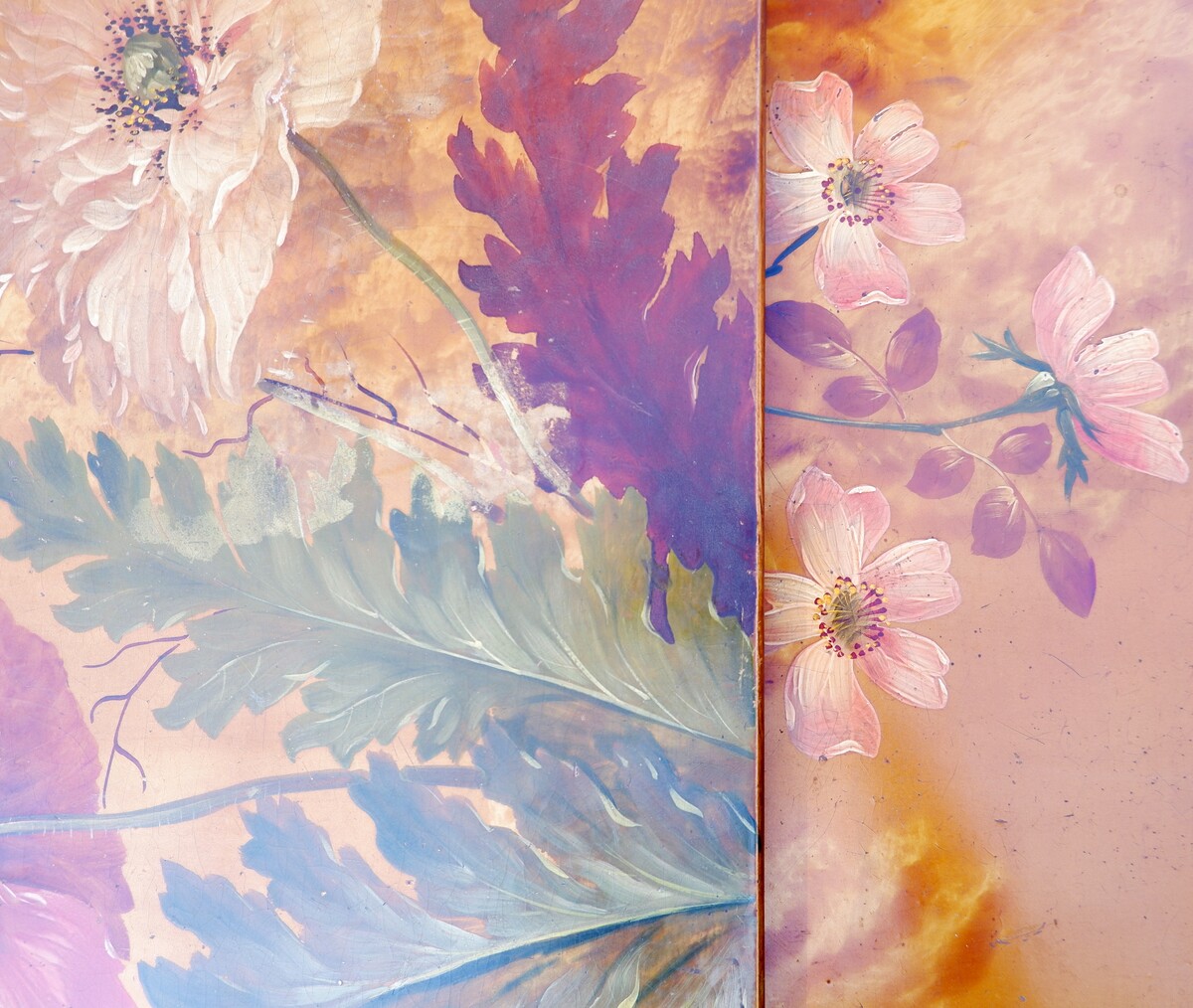 Nesting tables in lacquered wood with tops painted with polychrome flowers 19th
