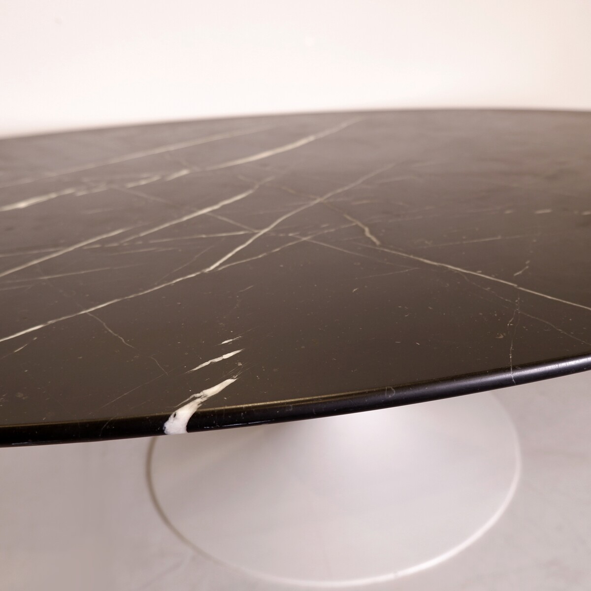 Oval marble coffee table by Eero Saarinen for Knoll - 1960s