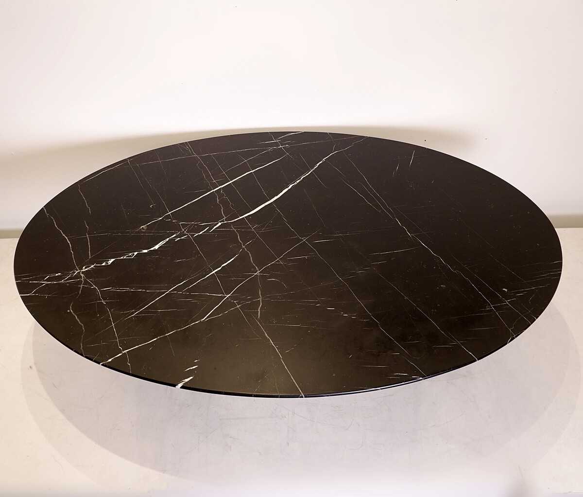 Oval marble coffee table by Eero Saarinen for Knoll - 1960s