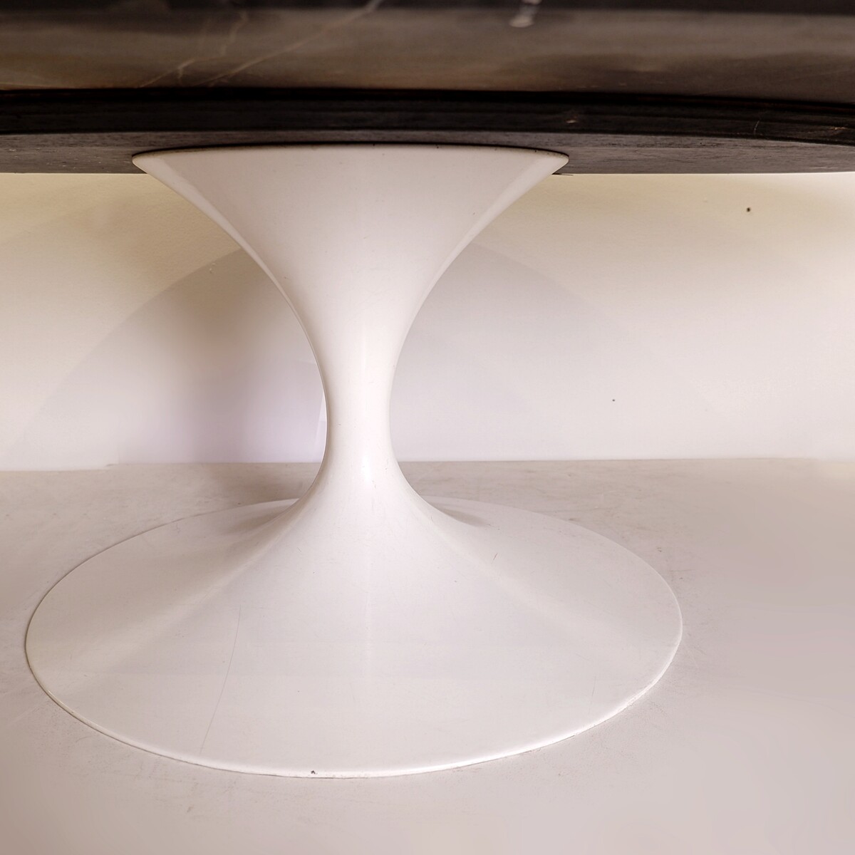 Oval marble coffee table by Eero Saarinen for Knoll - 1960s