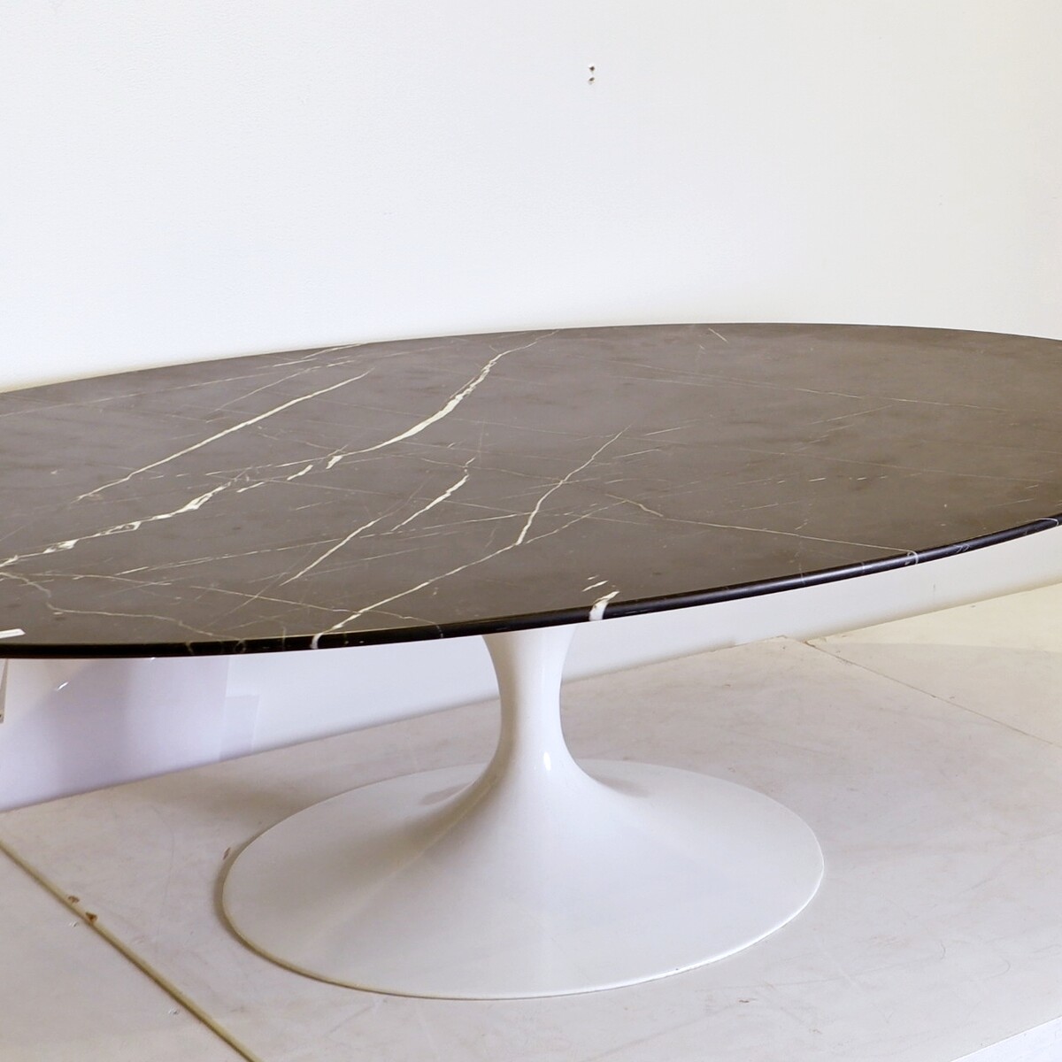 Oval marble coffee table by Eero Saarinen for Knoll - 1960s