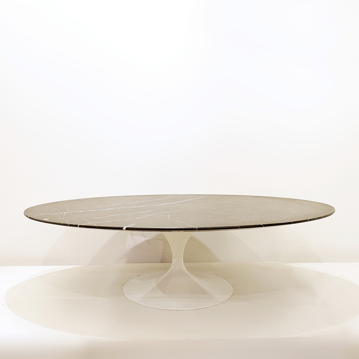 Oval marble coffee table by Eero Saarinen for Knoll - 1960s