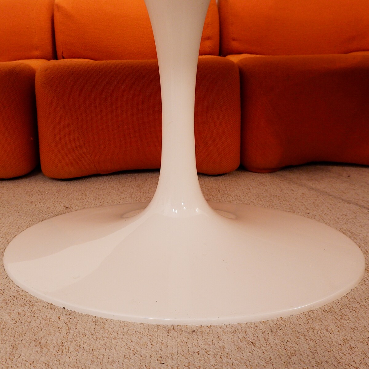 Oval tulip table