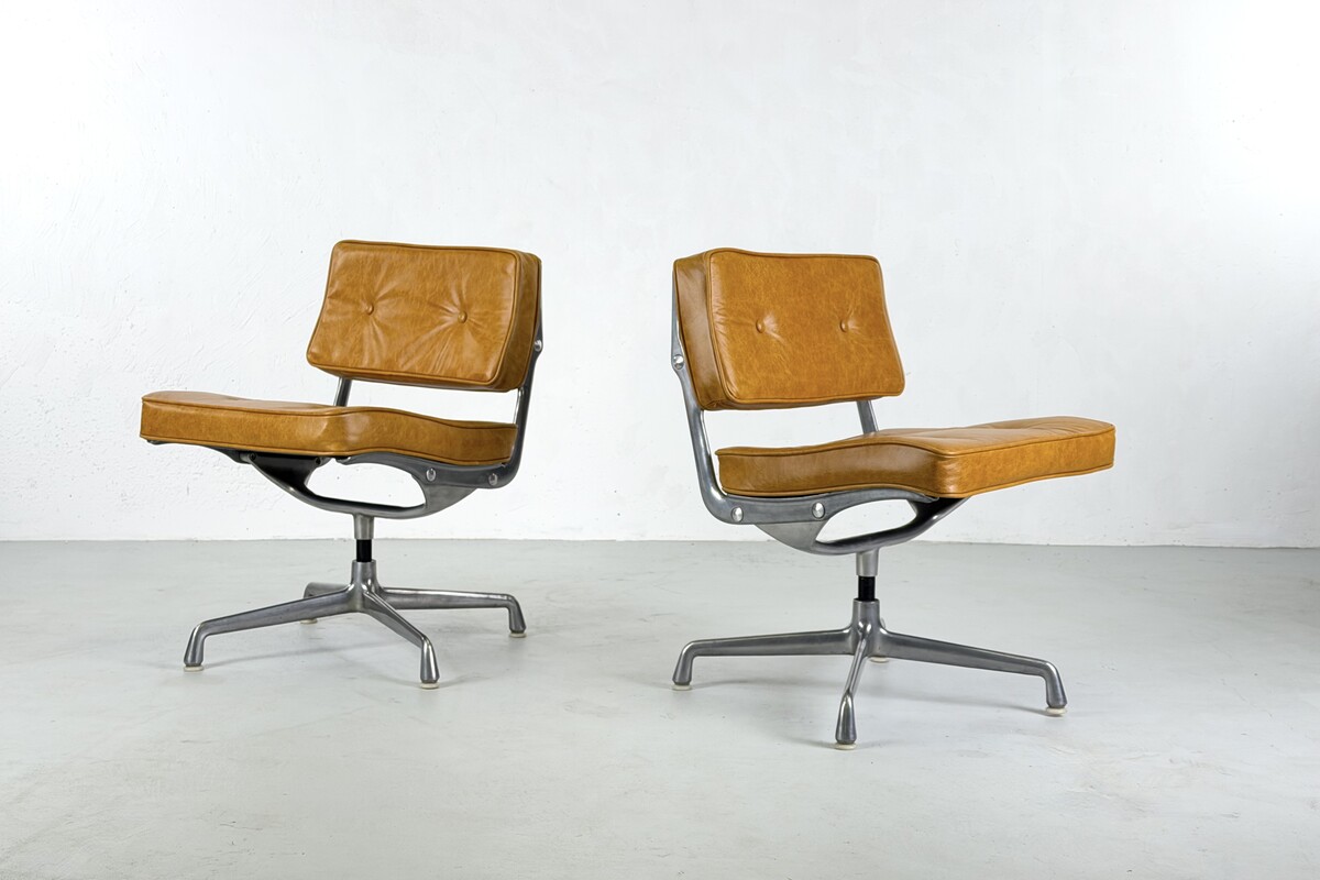 Pair of Intermediates chair ES101 by Charles and Ray Eames for  Herman miller, 1960s