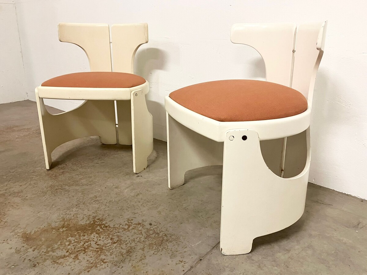 Pair of white lacquered wood chairs with orange seat, Italy, 1970s