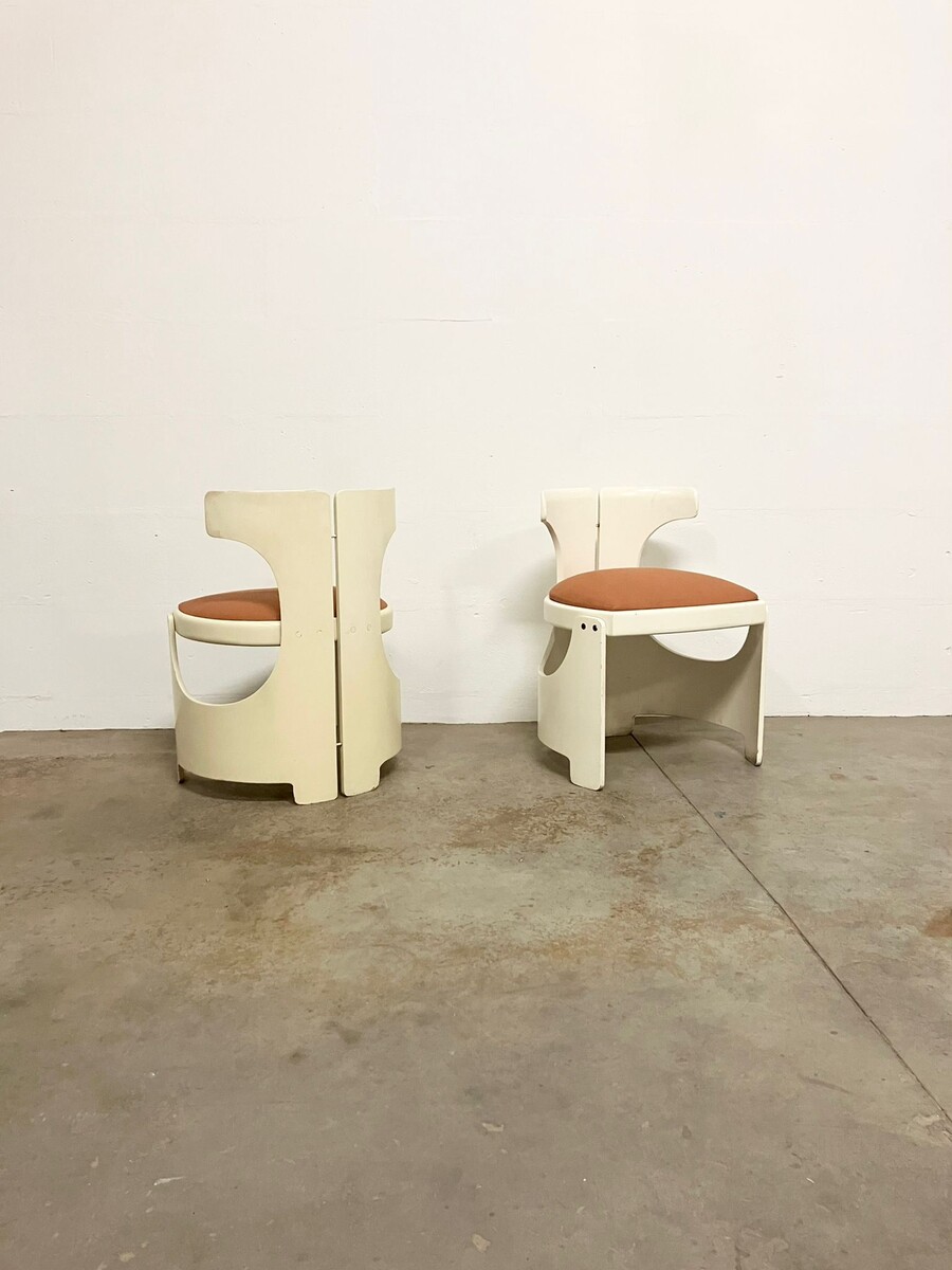 Pair of white lacquered wood chairs with orange seat, Italy, 1970s