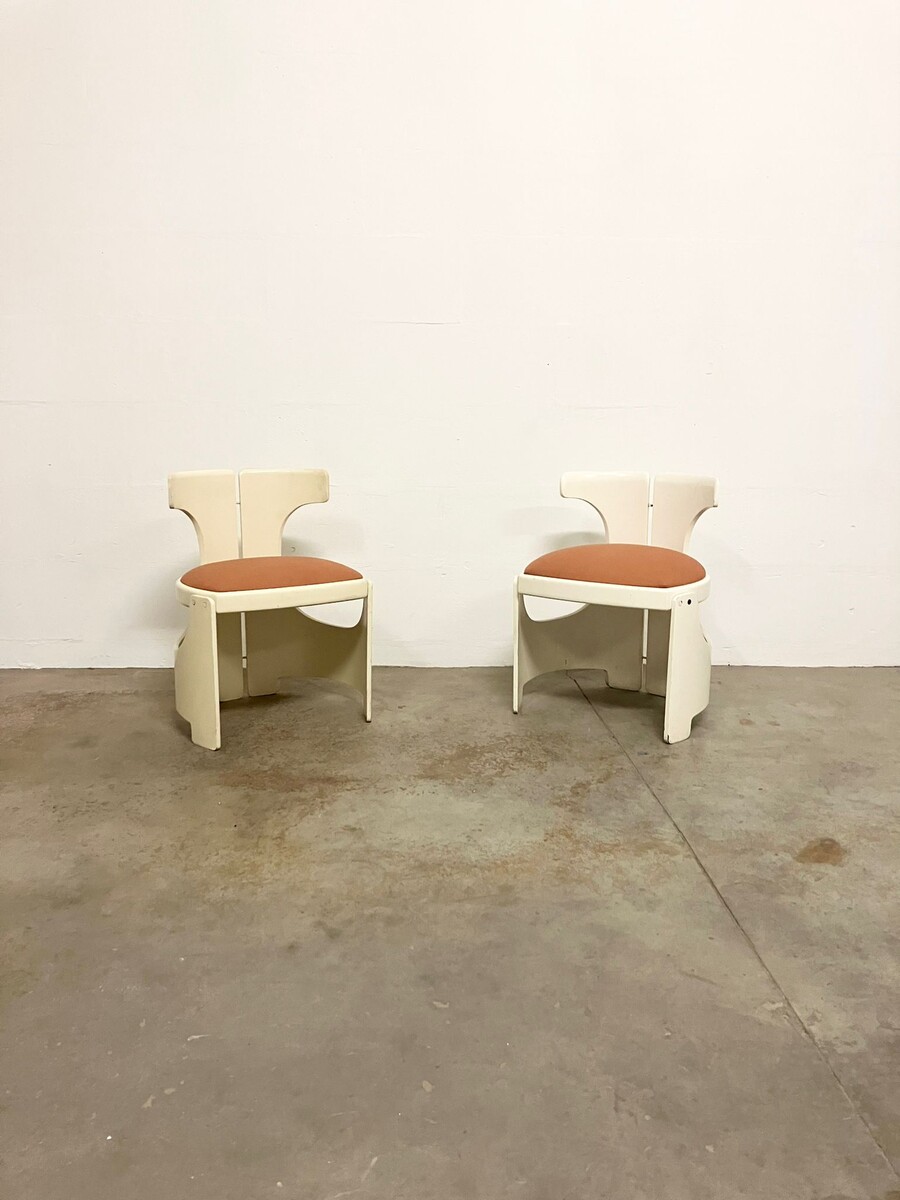 Pair of white lacquered wood chairs with orange seat, Italy, 1970s