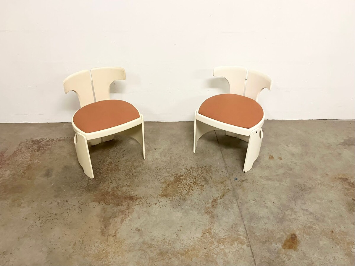 Pair of white lacquered wood chairs with orange seat, Italy, 1970s