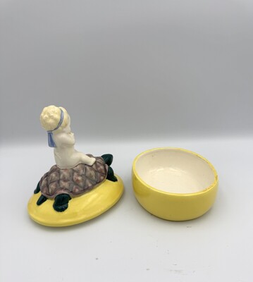 Porcelain box by Ida Weiss Moricz, Vienna