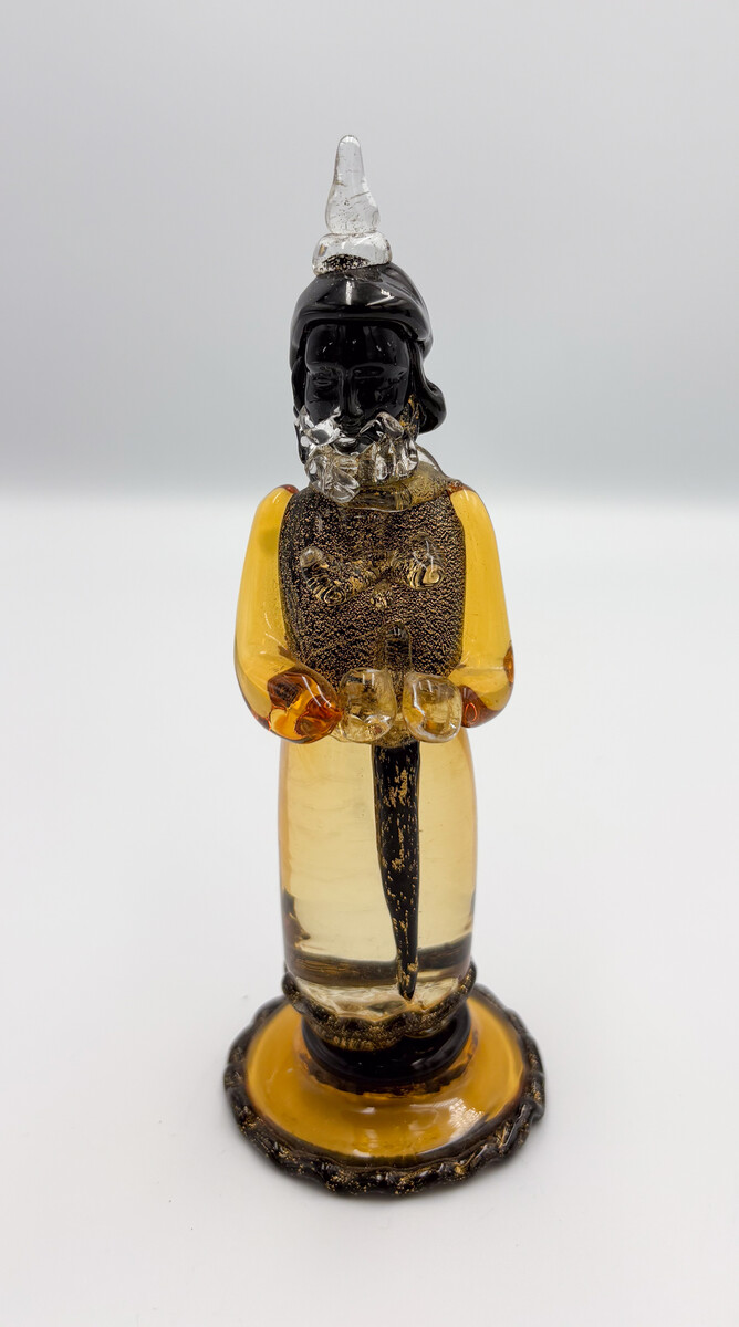 Rare Chess Set Composed of 32 Solid Amber Glass Pieces, finished in white or black pâte de verre, with gold leaf decoration, Pauly & C, Murano, 1930s