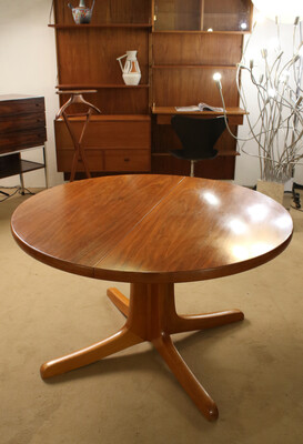 Scandinavian-style round table with a 50 cm extension leaf in teak, French production circa 1970.