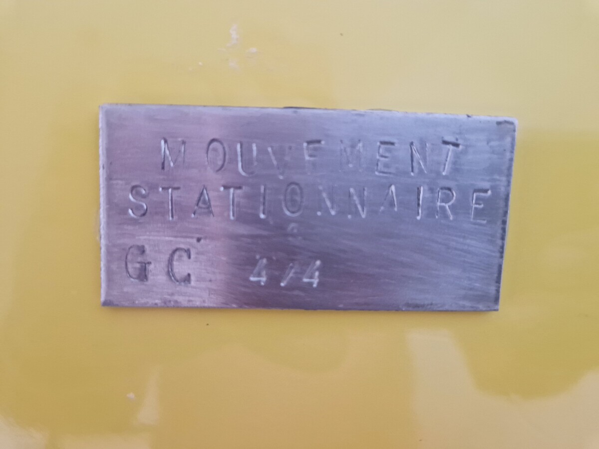 Sculptuure in yellow lacquered metal by Geneviève CLAISSE (1935-2018),