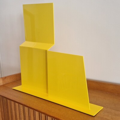 Sculptuure in yellow lacquered metal by Geneviève CLAISSE (1935-2018),