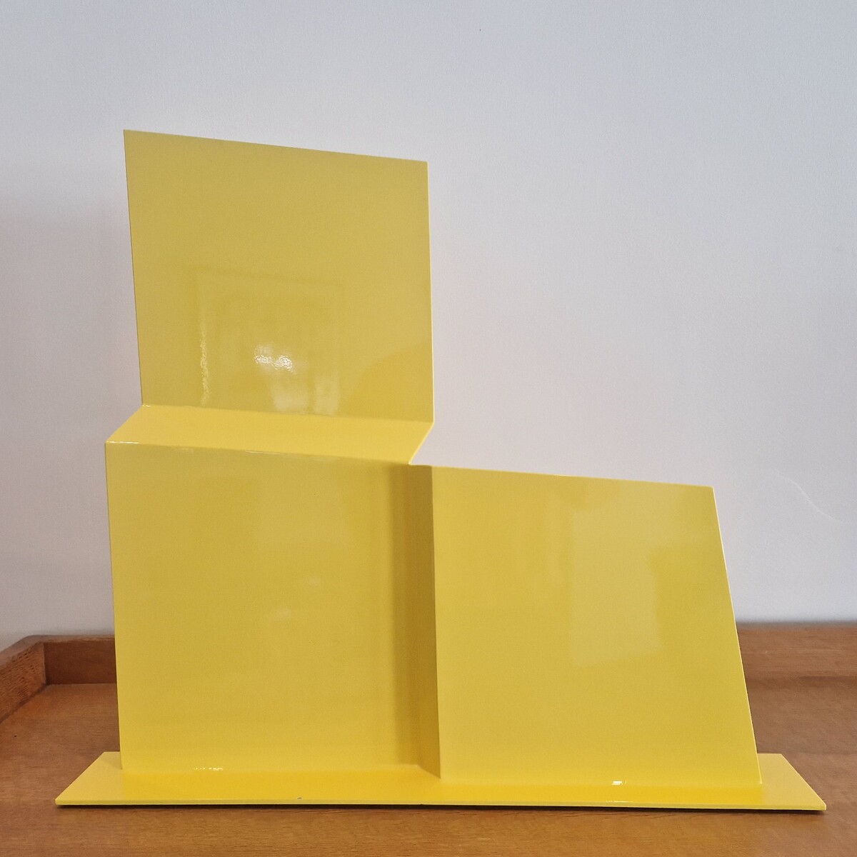 Sculptuure in yellow lacquered metal by Geneviève CLAISSE (1935-2018),