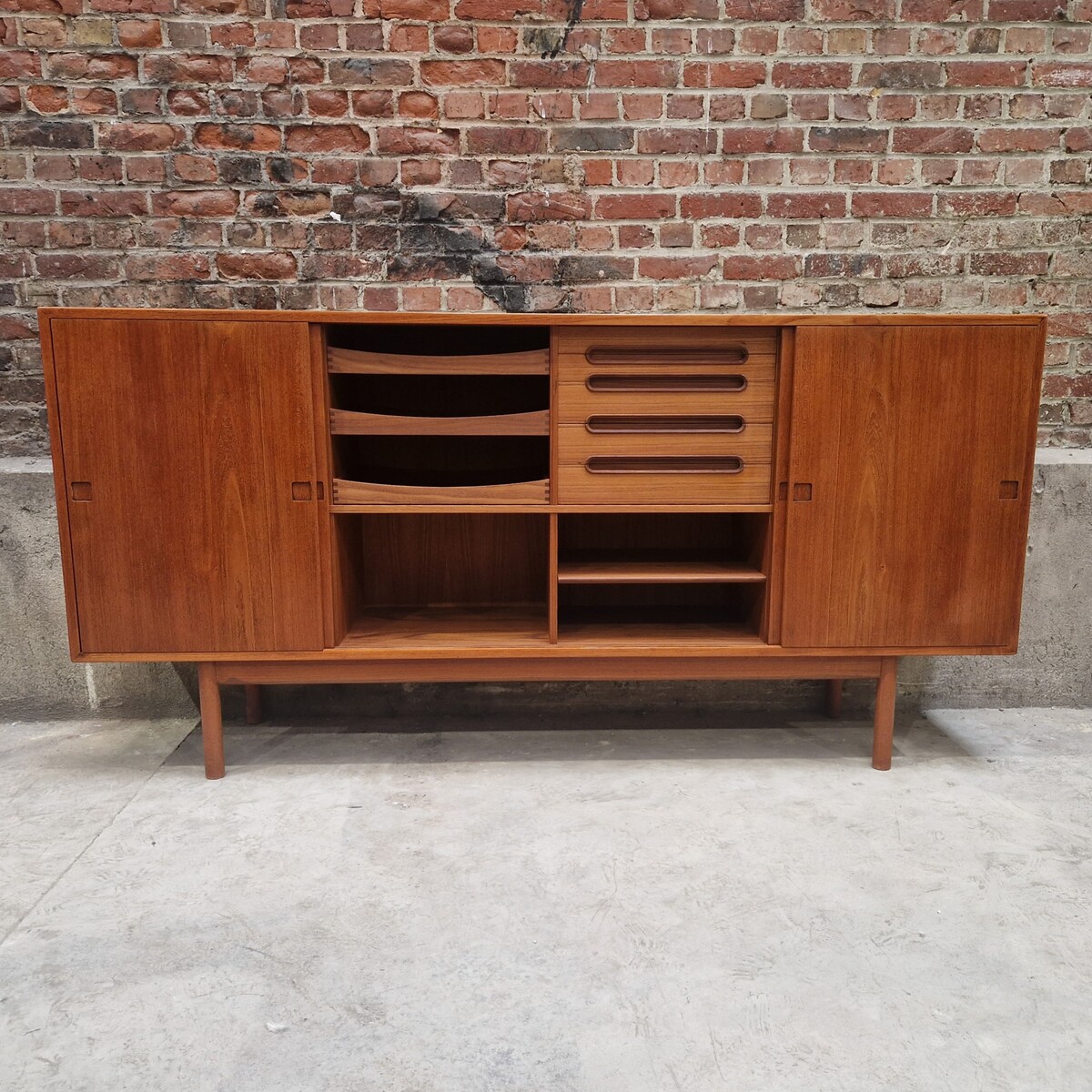 Very low teak vintage danish sideboard, ideal flat screen cabinet, 2 sliding doors, 6 drawers
