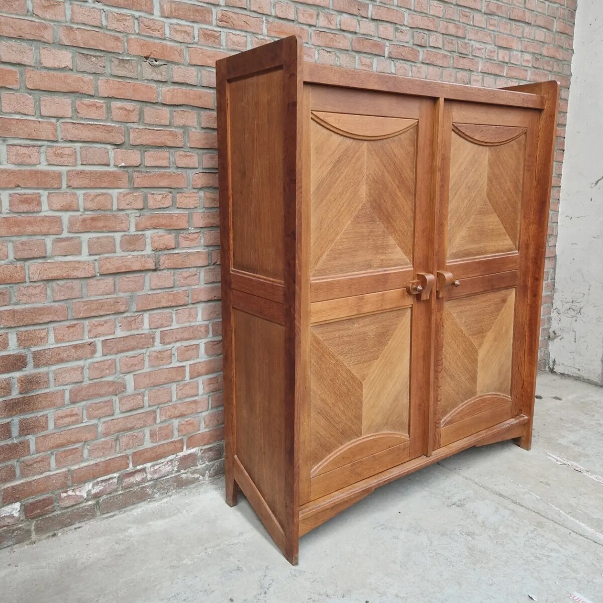 Very nice cupboard, light oak, from the 50's, Guillerme et Chambron. Very good condition.