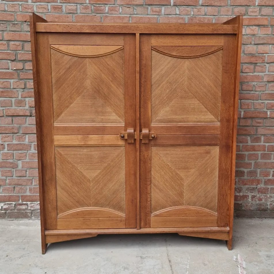 Very nice cupboard, light oak, from the 50's, Guillerme et Chambron. Very good condition.