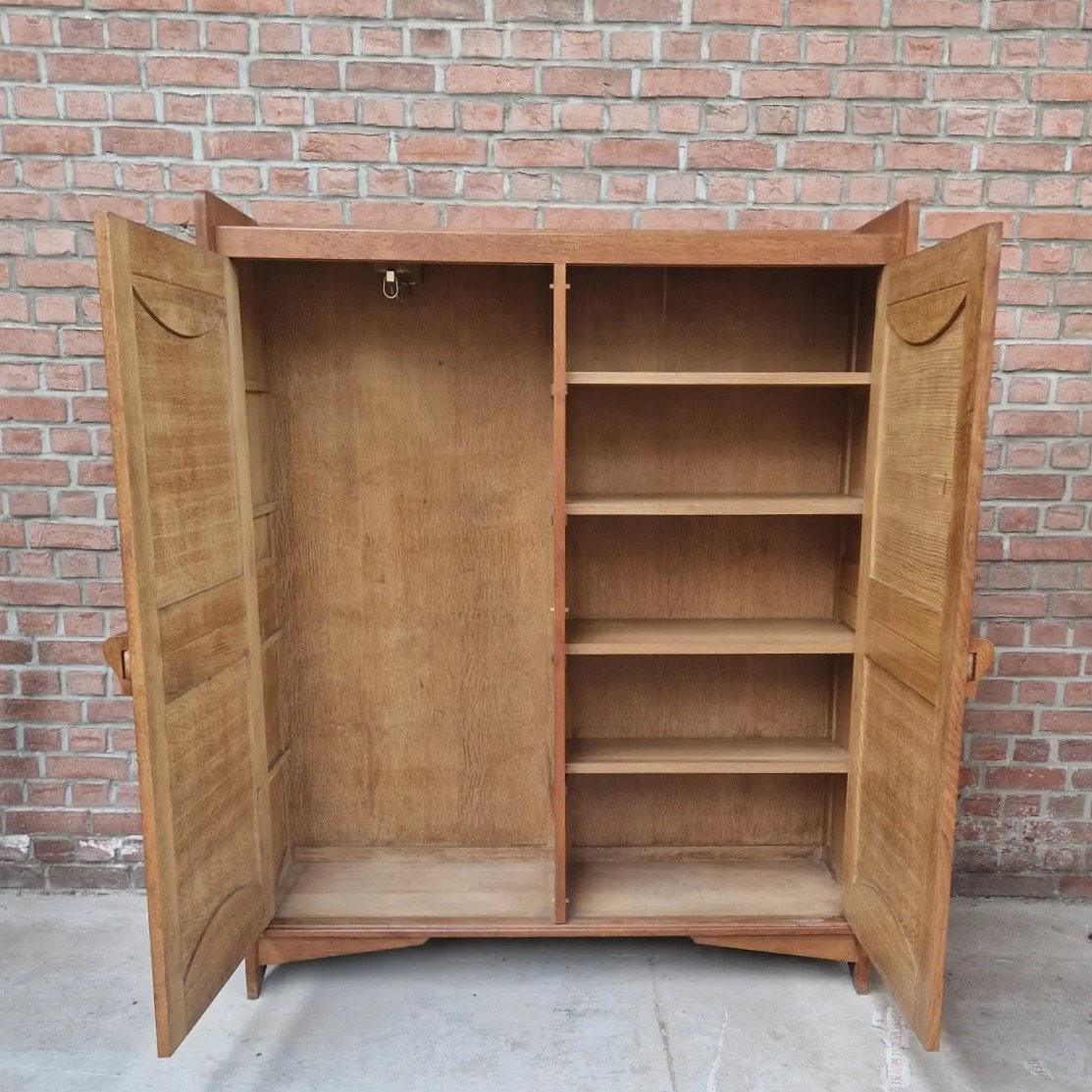 Very nice cupboard, light oak, from the 50's, Guillerme et Chambron. Very good condition.