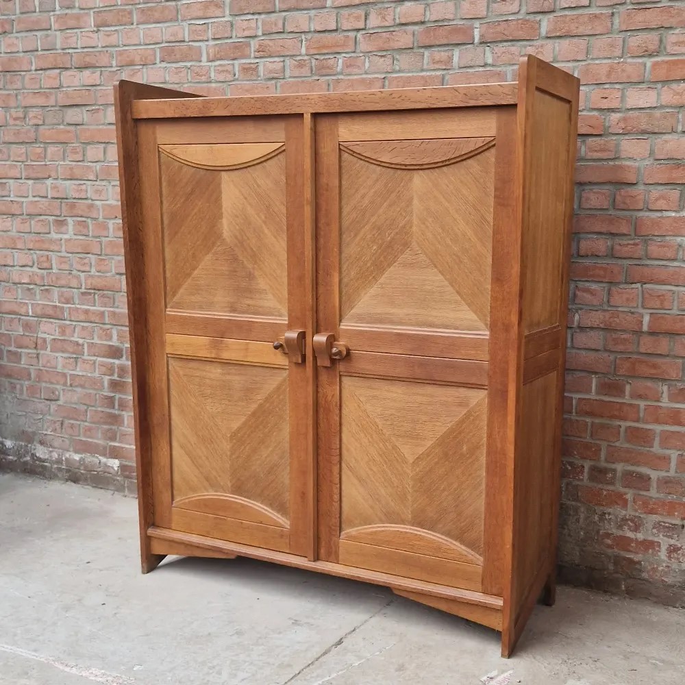 Very nice cupboard, light oak, from the 50's, Guillerme et Chambron. Very good condition.