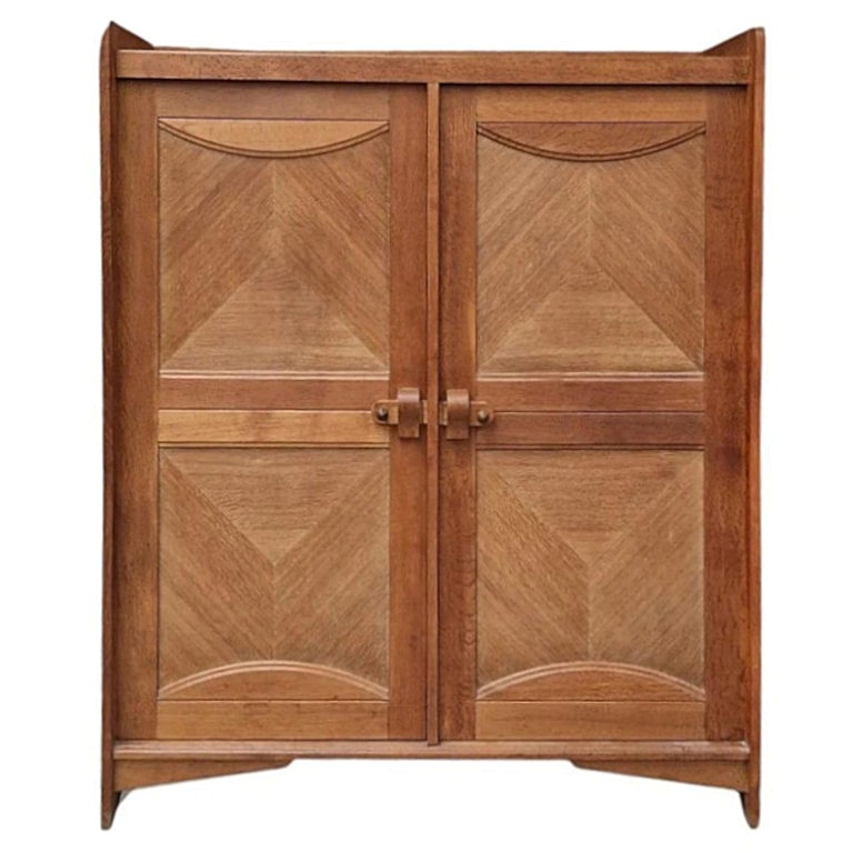 Very nice cupboard, light oak, from the 50's, Guillerme et Chambron. Very good condition.