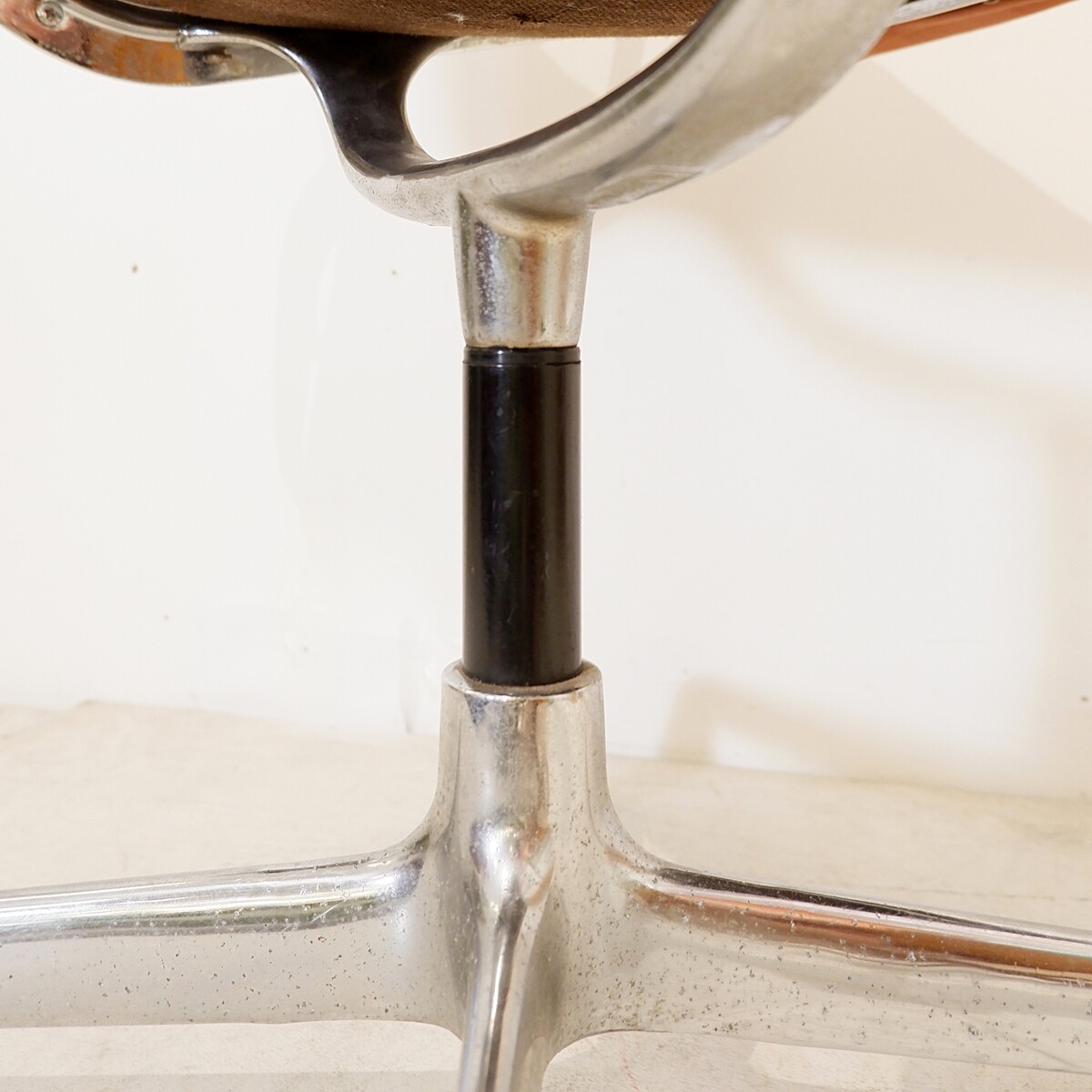 Vitra Soft Pad Office Chair EA 208 - New leather upholstery