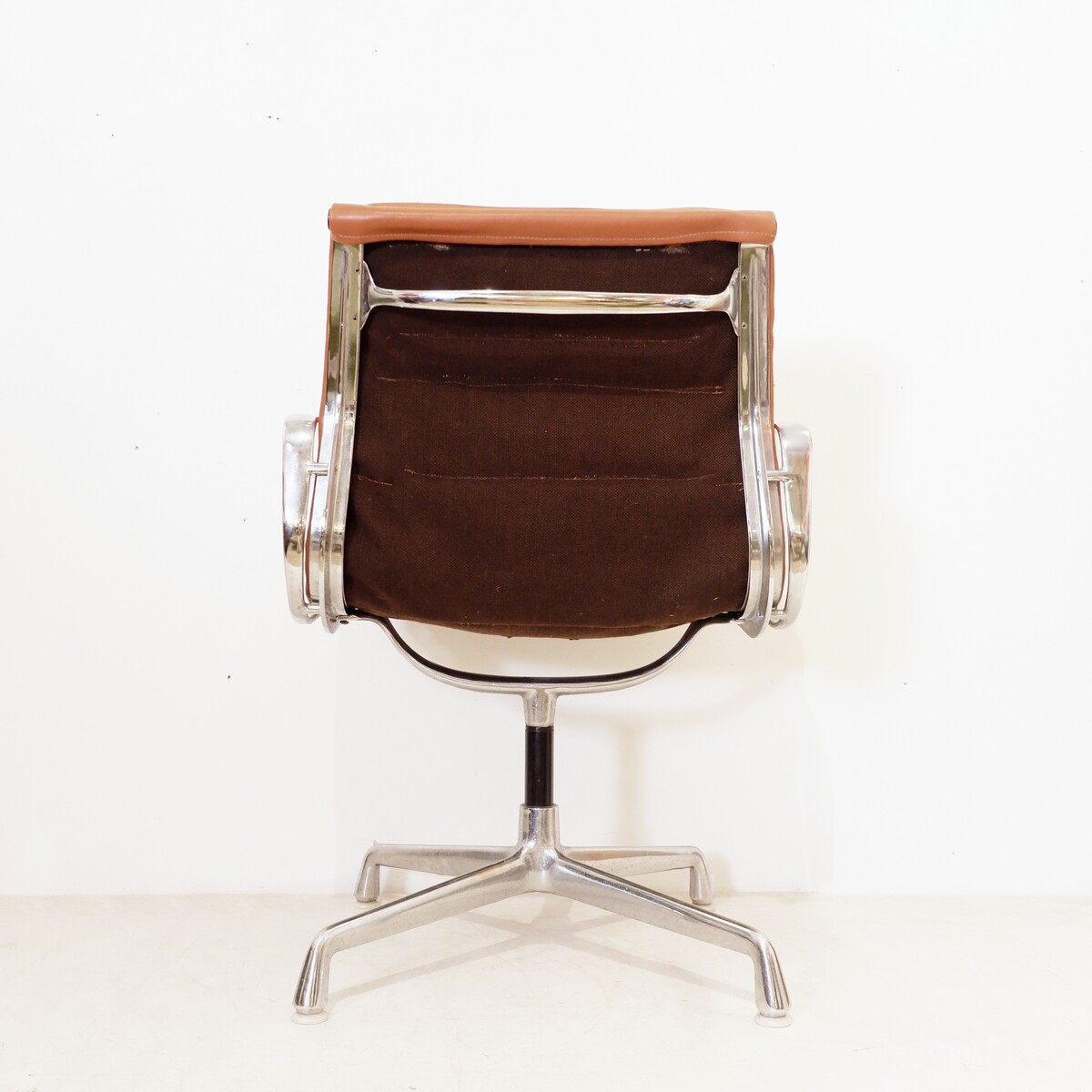Vitra Soft Pad Office Chair EA 208 - New leather upholstery