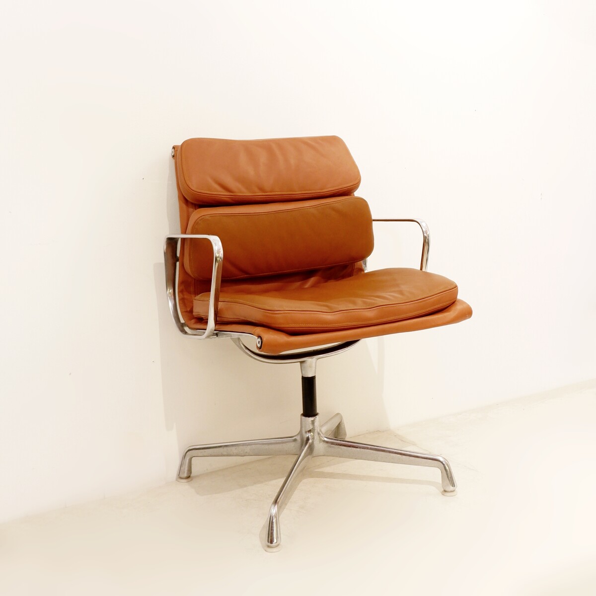 Vitra Soft Pad Office Chair EA 208 - New leather upholstery
